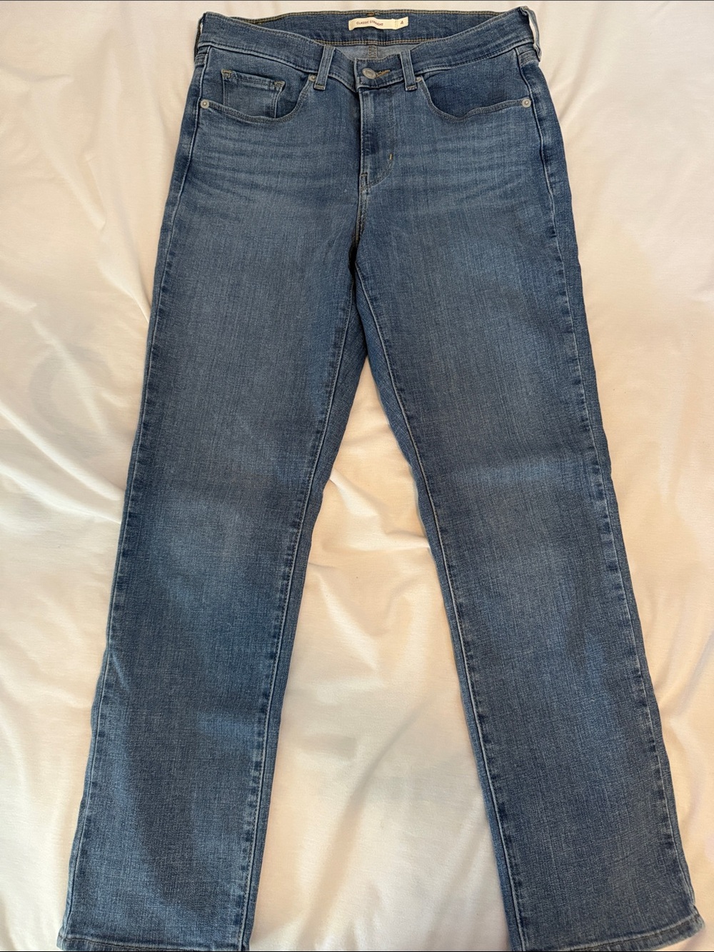 Levi's Women's Straight Leg Jeans in Medium Blue Wash